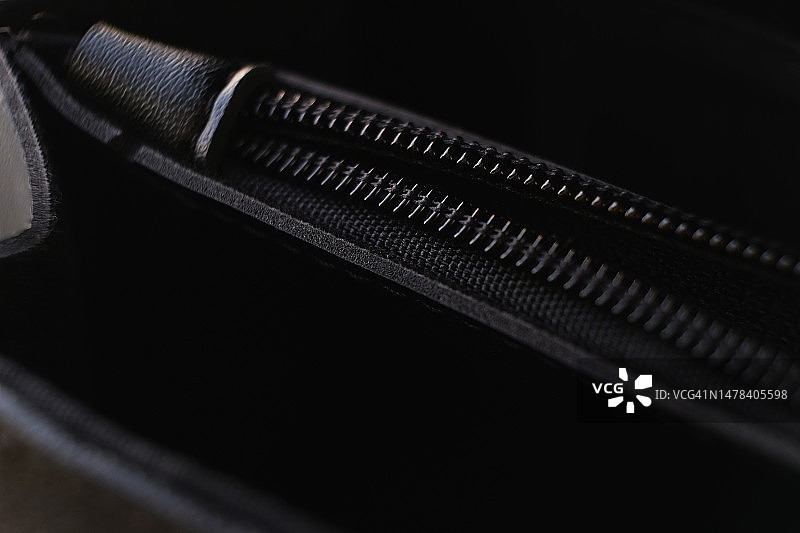 拉开的黑色皮包图片素材