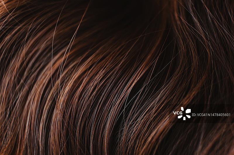 波浪形长棕色头发图片素材