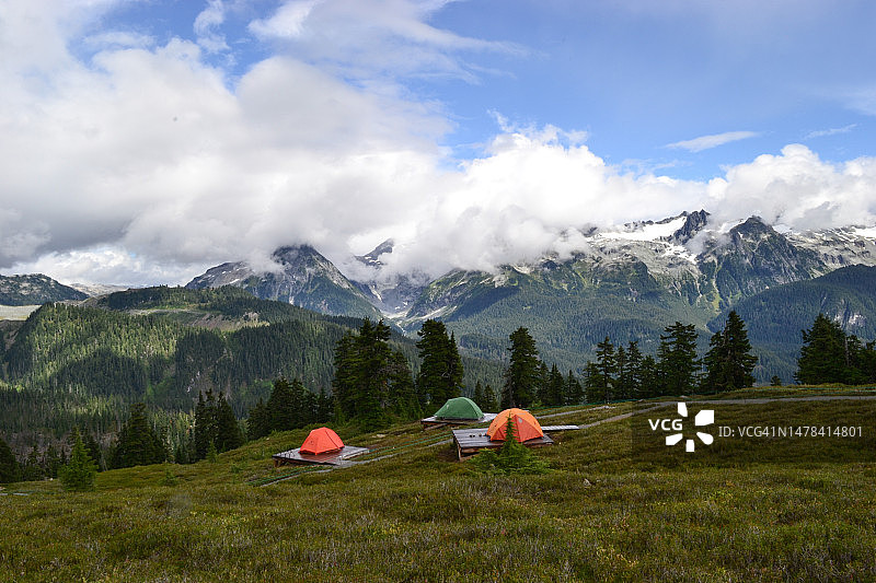 加拿大不列颠哥伦比亚省的野外帐篷图片素材