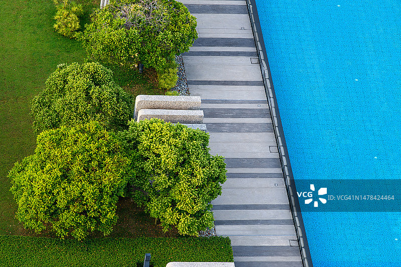 带有景观设计的泳池图片素材