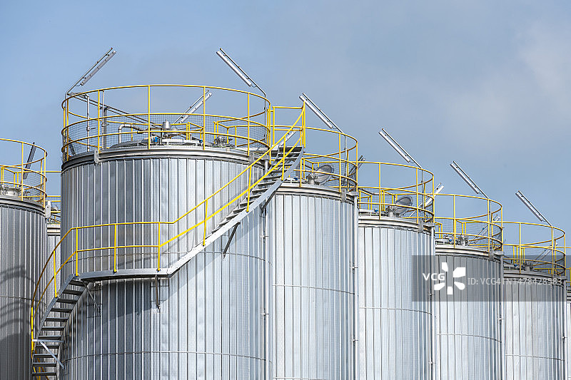 用于储存燃料的银色油罐图片素材