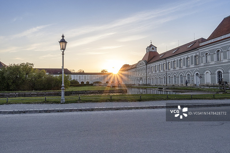 德国巴伐利亚慕尼黑：宁芬堡宫的日落，前景是空旷的街道图片素材