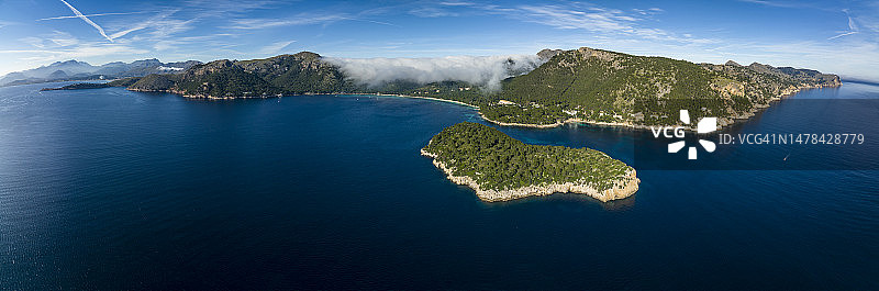 西班牙巴利阿里群岛波连萨港地中海海岸线全景航拍图片素材