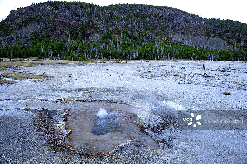 黄石国家公园诺里斯间歇泉盆地彩色温泉图片素材