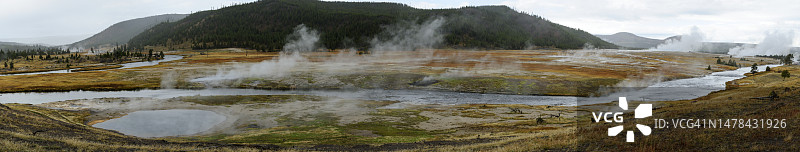 黄石国家公园喷泉平原上方的火山蒸汽图片素材