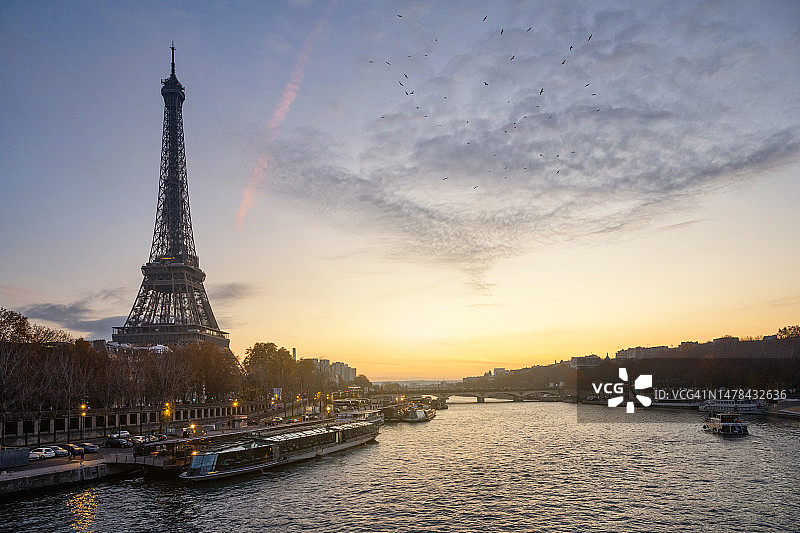 日落时分的埃菲尔铁塔和塞纳河图片素材