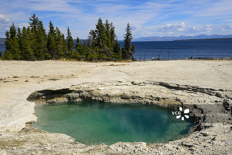 黄石国家公园诺里斯间歇泉盆地彩色温泉图片素材