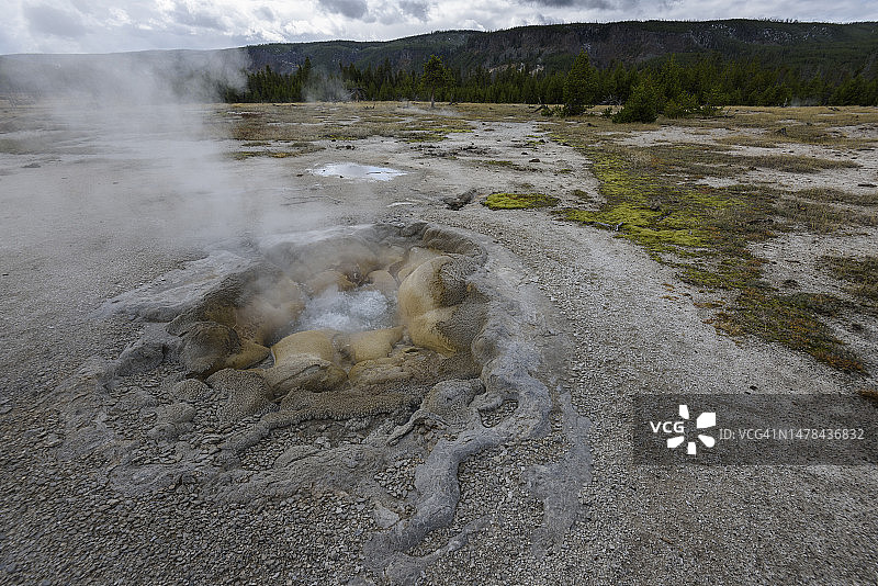 黄石国家公园诺里斯间歇泉盆地彩色温泉图片素材