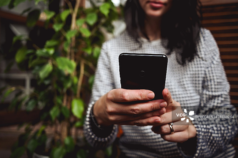 室内使用智能手机的女子特写图片素材