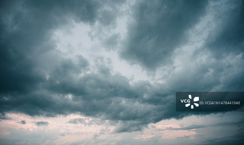 罗马尼亚天空中的风暴云仰视图图片素材