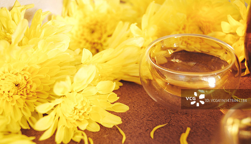 一杯菊花茶与黄色菊花，塞尔维亚图片素材