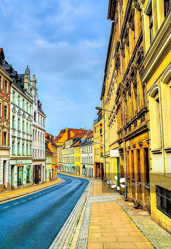 罗马尼亚城市建筑群中的空旷道路图片素材