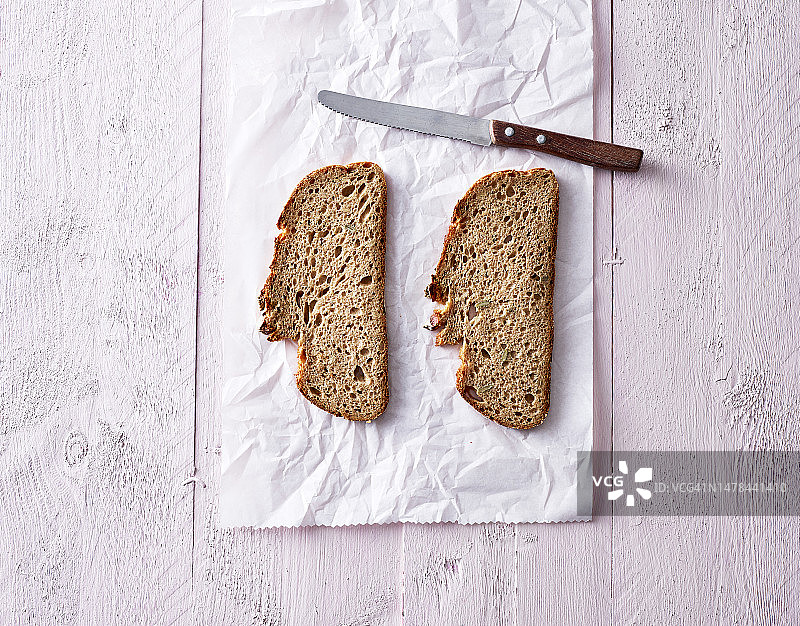 面包片和厨房刀具静物摄影图片素材