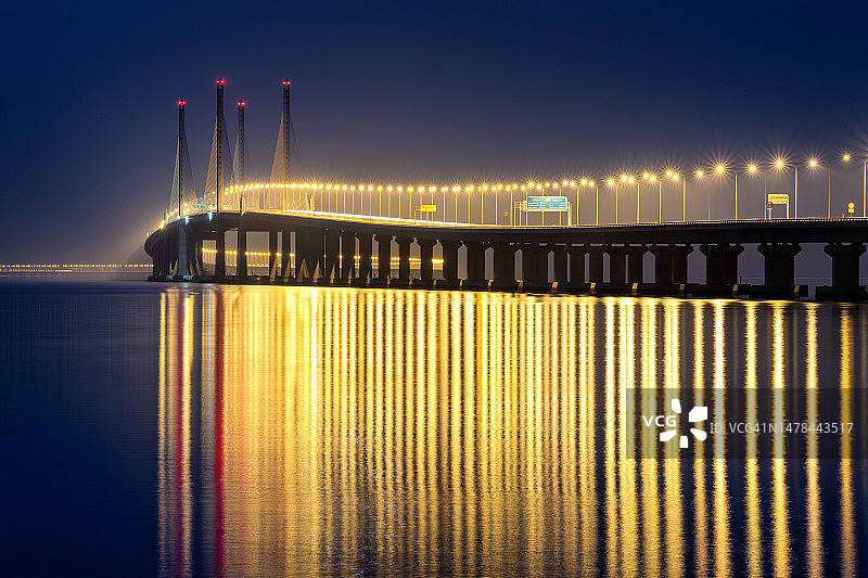 槟城大桥的日出长倒影图片素材