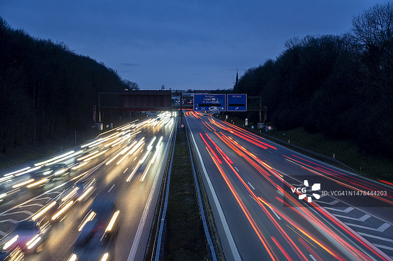 德国巴伐利亚多车道高速公路夜间交通长曝光图片素材
