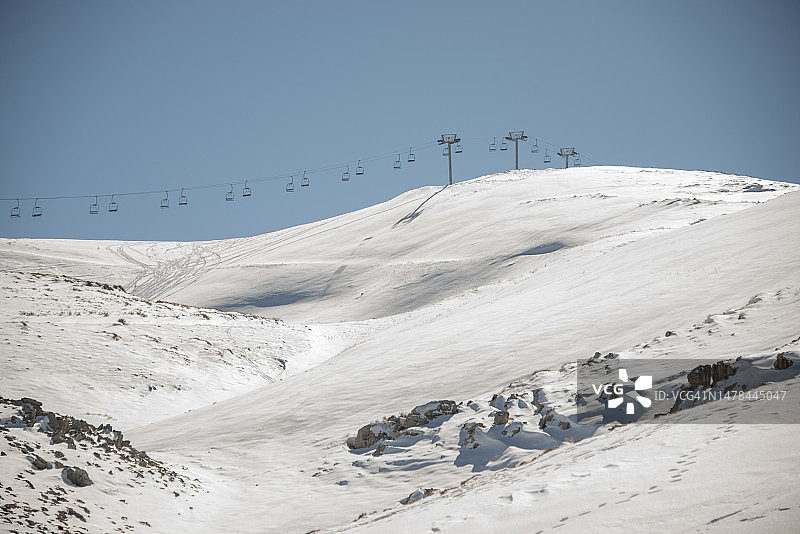 在黎巴嫩法拉亚滑雪胜地乘坐缆车前往滑雪场的黎巴嫩滑雪者图片素材