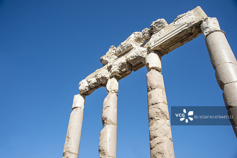 仰望黎巴嫩贝卡谷地的巴勒贝克罗马遗址图片素材