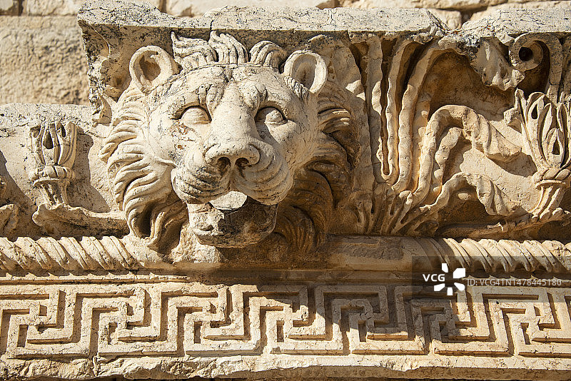 巴尔贝克罗马神庙群朱庇特神庙的石雕狮头出水口图片素材