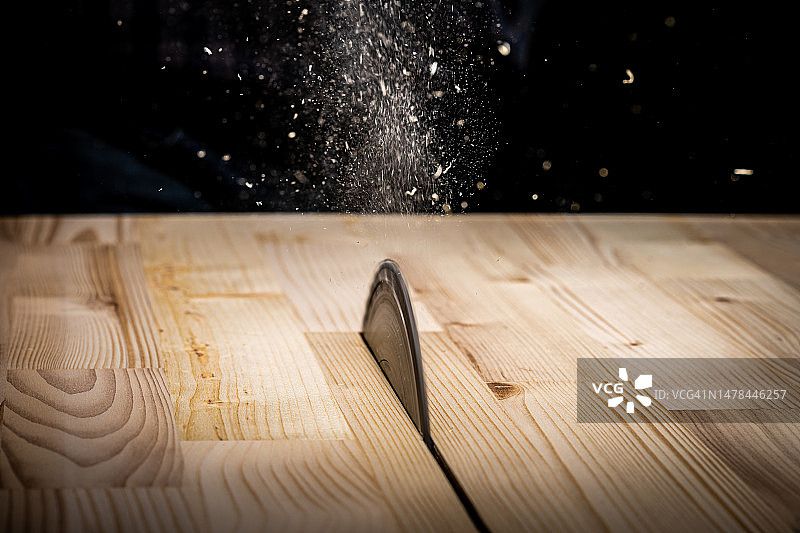 用锯子切割木板图片素材