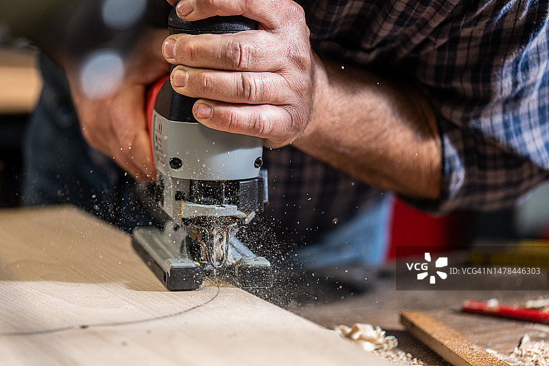 切割木板的男木匠图片素材