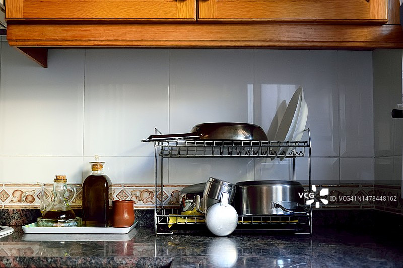 长凳上干燥的厨房用具图片素材