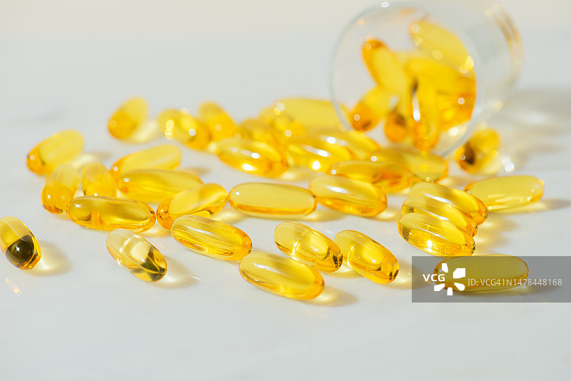 Omega-3鱼油丸在玻璃烧杯中图片素材