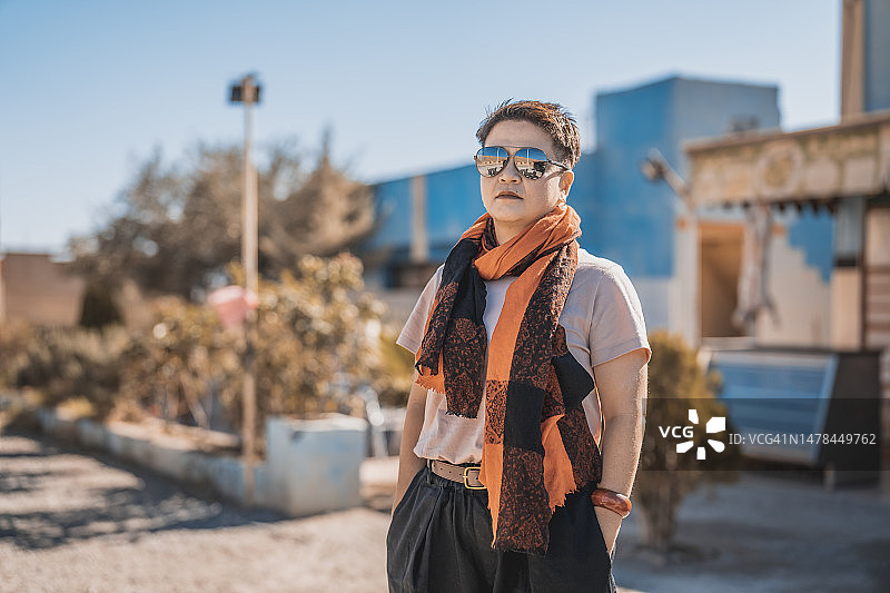 独自旅行的亚洲中年妇女在户外看向镜头图片素材