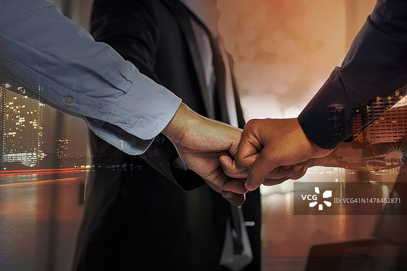 办公室里男人互相打气，团队合作理念，混合媒体图片素材