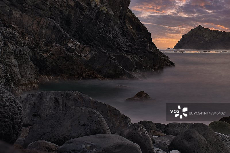 日落时分西班牙圣克鲁斯-德特内里费省特内里费岛的壮丽海景图片素材