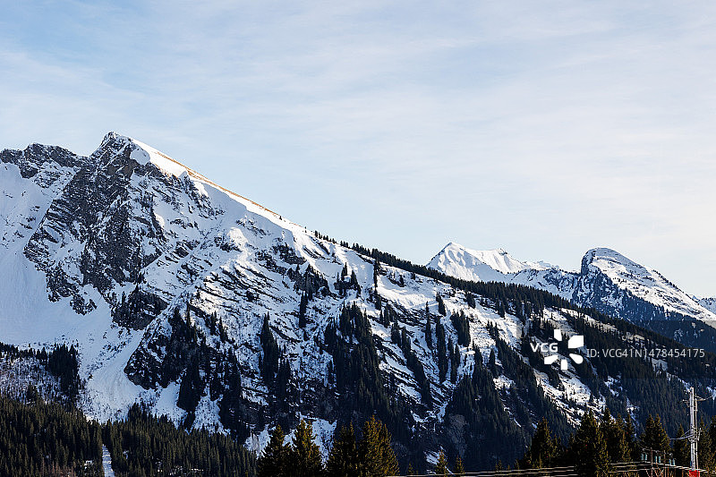 法国阿沃里亚兹：阿尔卑斯山的雪山峰，阿沃里亚兹，莫尔济讷图片素材