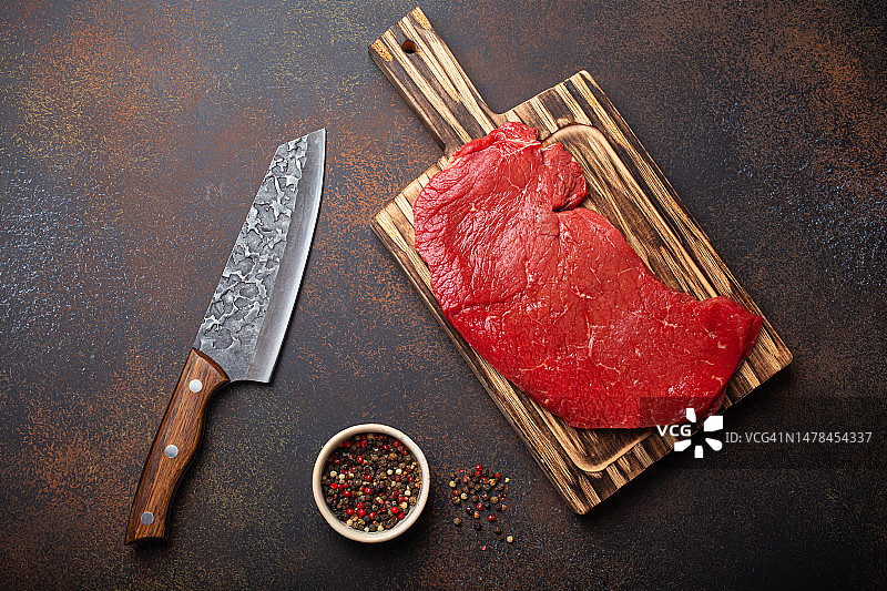 木制砧板上的生牛排图片素材
