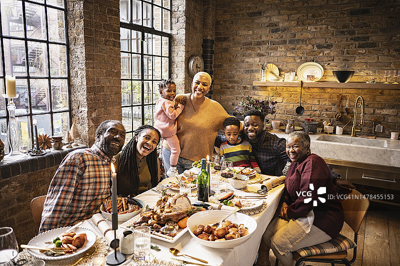 多代同堂黑人家庭在餐桌旁图片素材