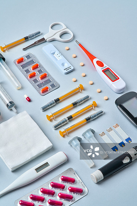 蓝色背景上的医疗用品静物摆拍图片素材