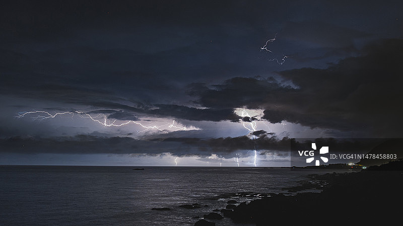 中国台湾暴风雨云下的海景图片素材
