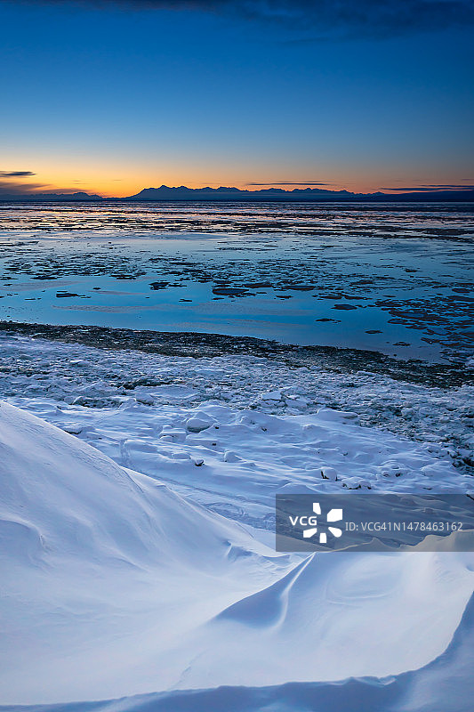 日落时分冰冻湖面与天空的壮丽景色，美国阿拉斯加州安克雷奇图片素材