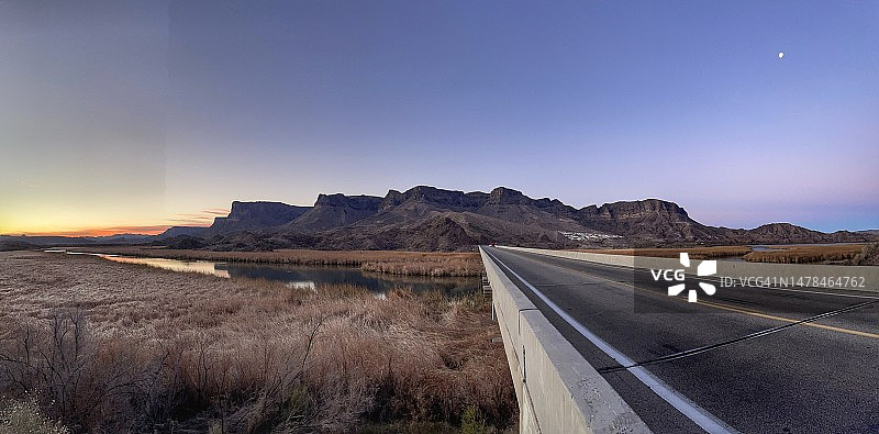 美国亚利桑那州哈瓦苏湖城日落时分的空旷道路图片素材
