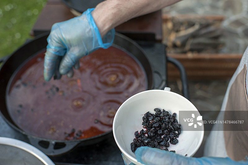 大锅柴火烹饪手抓饭，炖羊肉蔬菜，炒胡萝卜洋葱，乌克兰图片素材