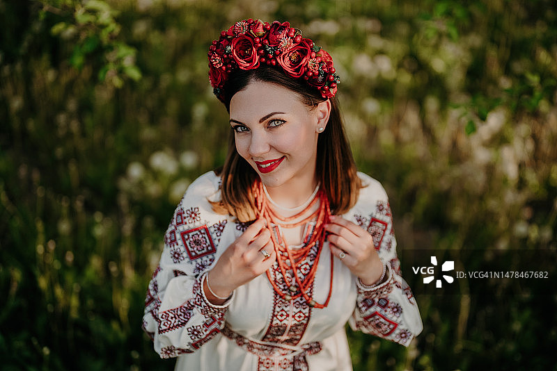 穿着传统乌克兰刺绣服饰的迷人女性图片素材