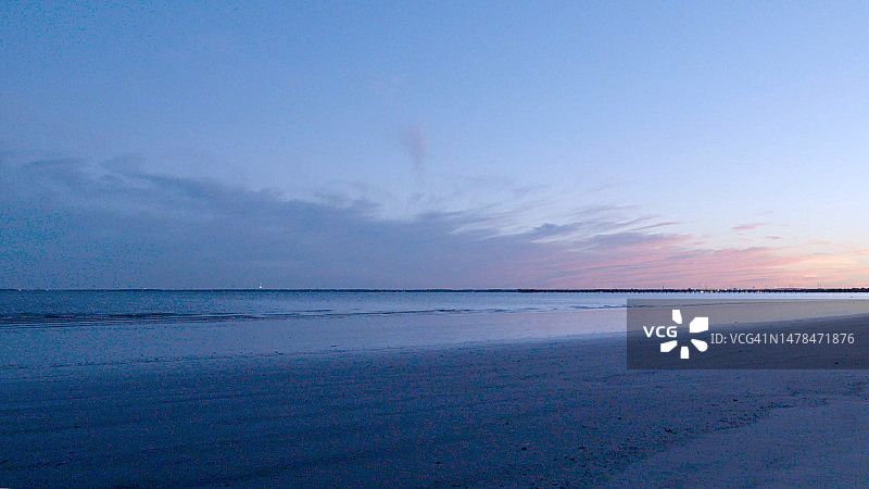日落时分的德克萨斯州希布鲁克加尔维斯顿湾图片素材