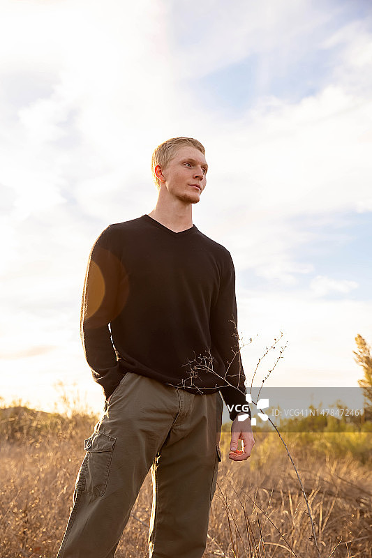 田野中的年轻男子图片素材