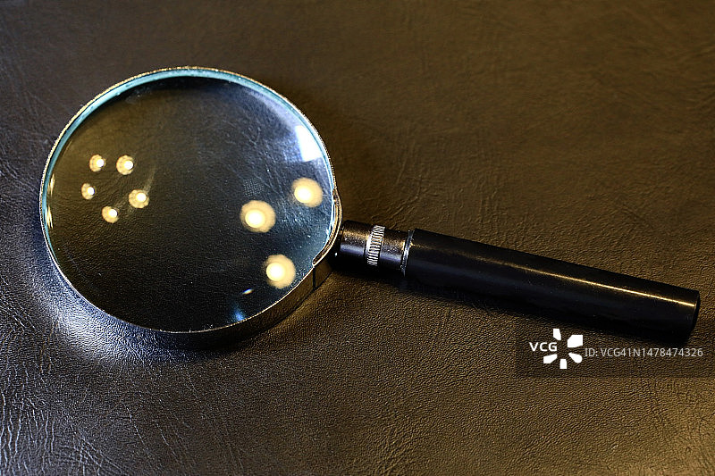 带手柄的放大镜特写图片素材