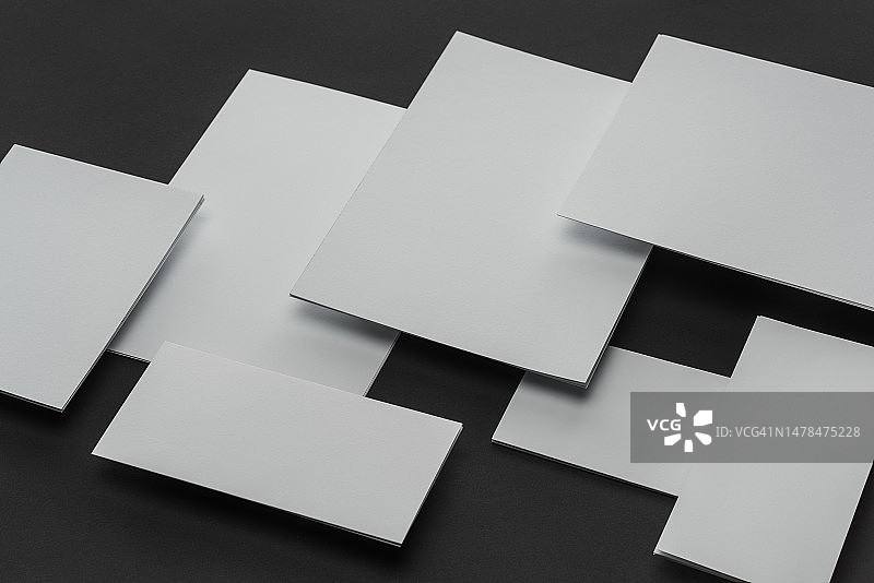罗马尼亚灰色背景上的空白名片高角度视图图片素材