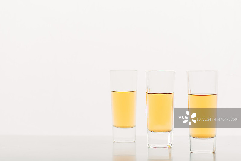 白色背景上的啤酒杯特写，罗马尼亚图片素材