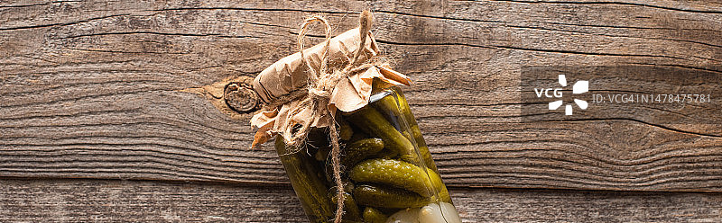 罗马尼亚木桌上的玉米特写图片素材