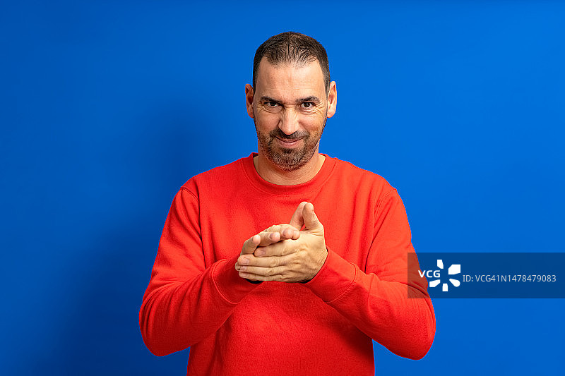 自豪的拉丁裔英俊男人，顽皮而傲慢图片素材