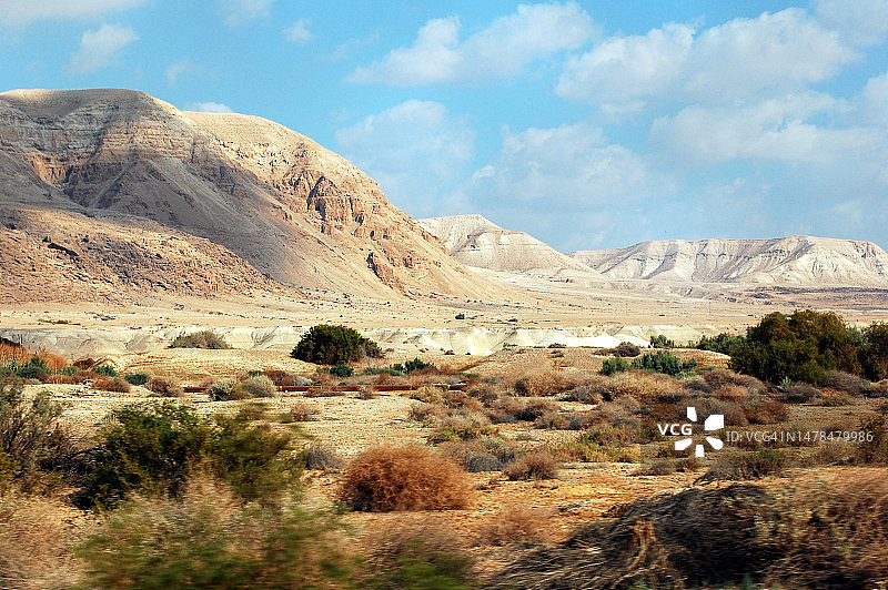 风景优美，山川映衬着天空图片素材