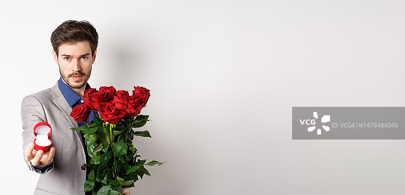 年轻男人求婚图片素材