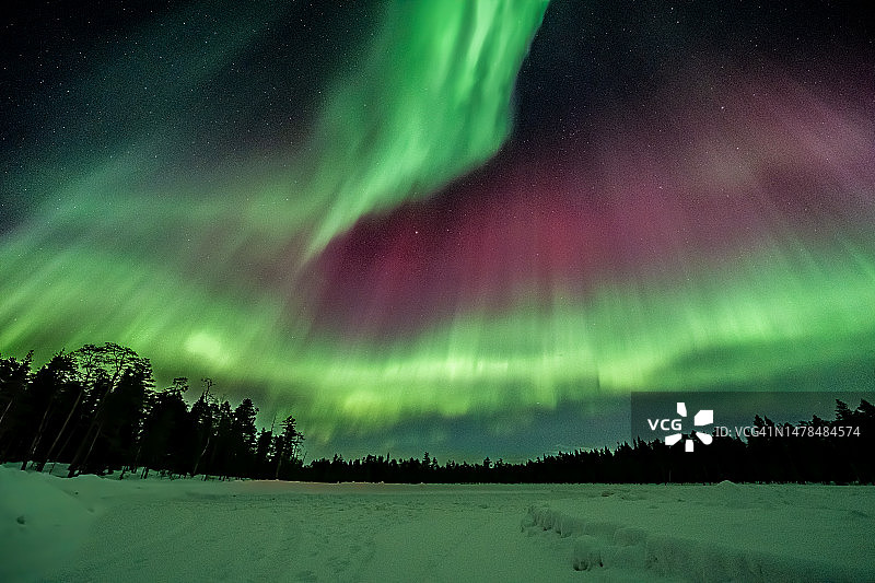 芬兰罗瓦涅米夜间地貌上空北极光美景图片素材