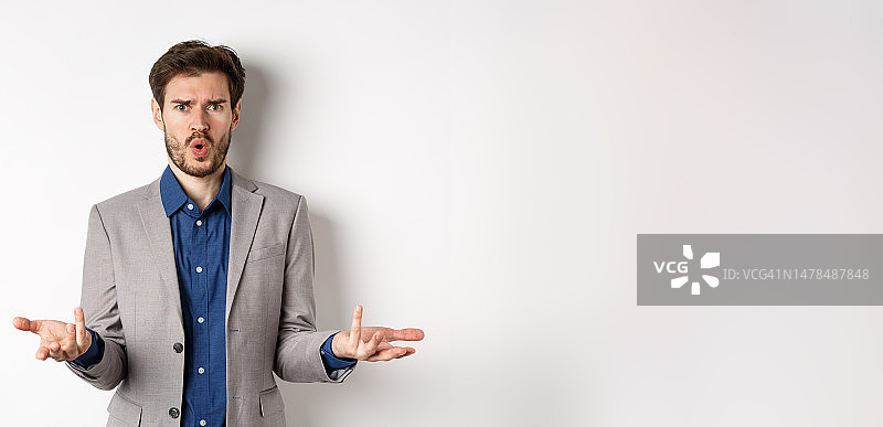 困惑震惊的商人举起双手询问图片素材