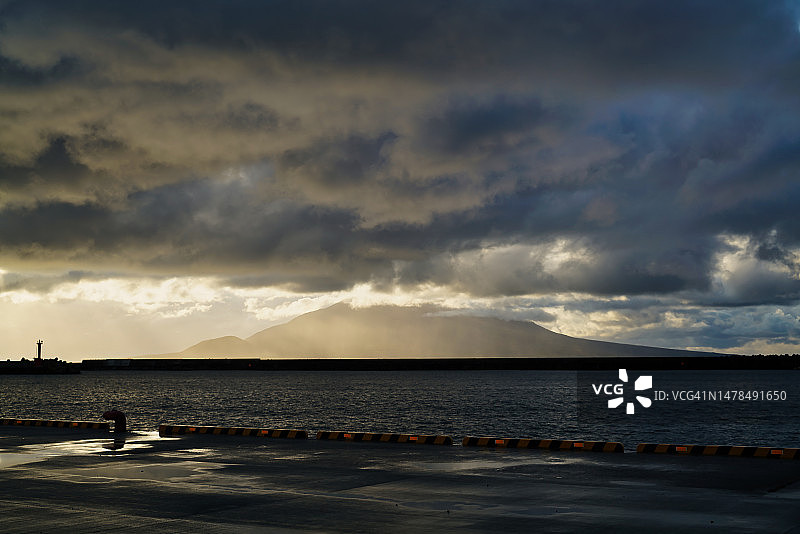 日本利尻岛多云天空下的海景图片素材